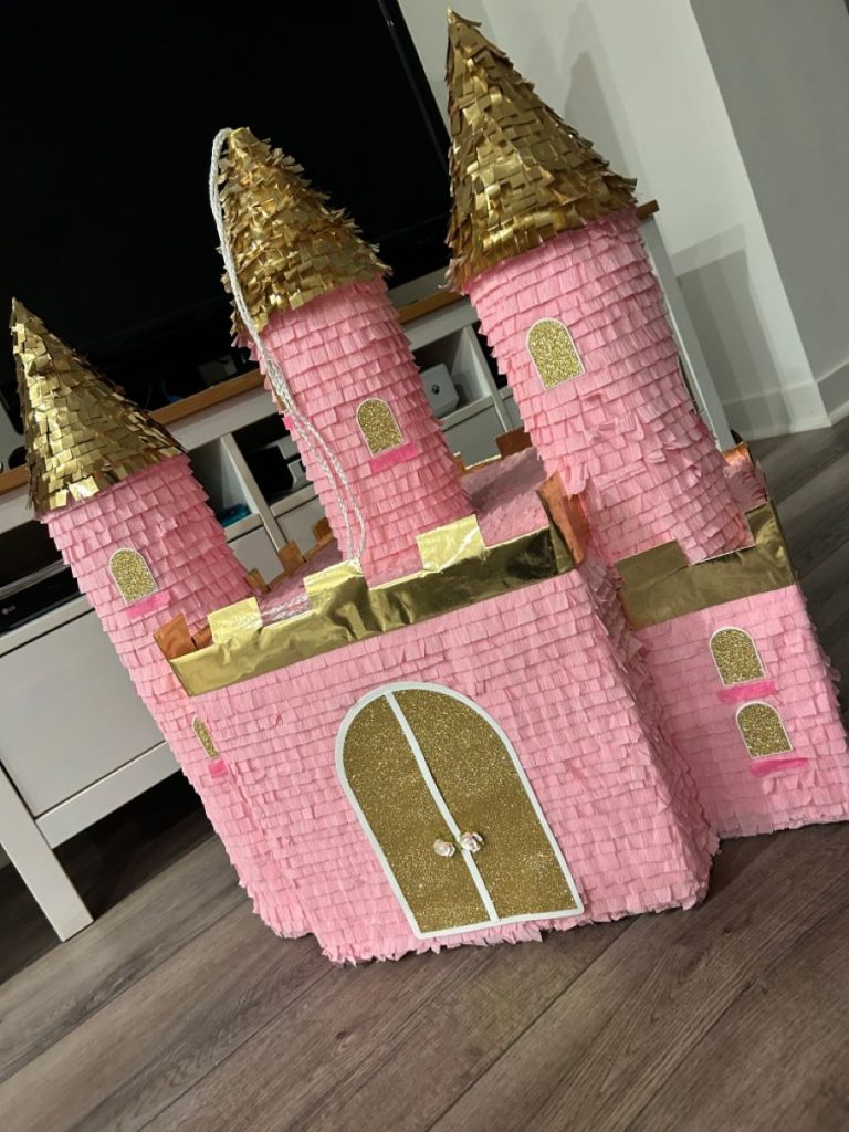 Piñata creativa para cumpleaños de un castillo encantado de princesas