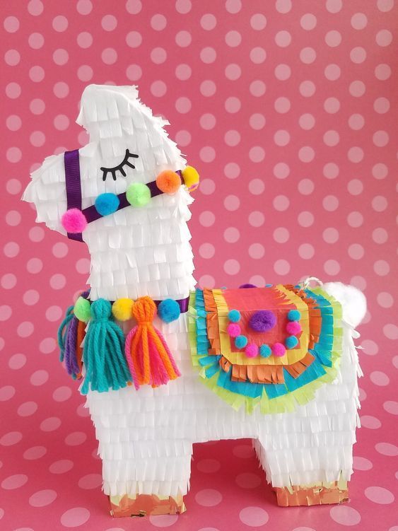 Piñata para cumpleaños creativa de una llama con tipicas borlas peruanas