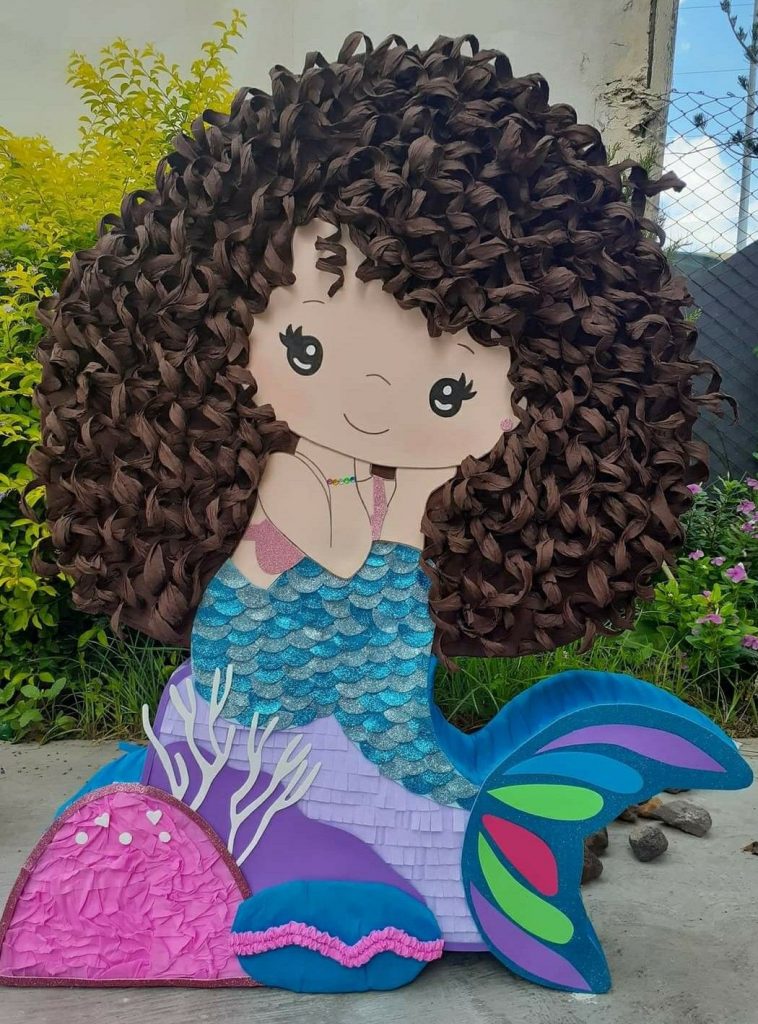 Piñata creativa para cumpleaños de sirena con detalles en el cabello rizado